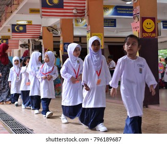 4,922 Malaysian school children Images, Stock Photos & Vectors ...