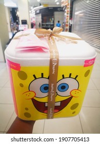 KUALA LUMPUR, MALAYSIA - JANUARY 30,2021 : A Man Holding Baskin Robbins Cooler Box With SpongeBob SquarePants Theme. This Box Its Own Dry Ice Compartment Will Keep Ice Cream Cake Nice And Chill. 