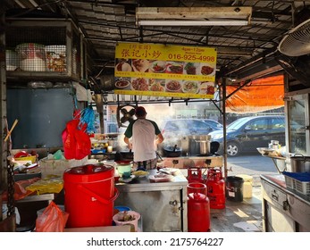 Kuala Lumpur, Malaysia- July 3, 2022 : Chinese Hawker Stall Street Food With Chef Wearing Mask In The Progress Cooking. Selective Focus.