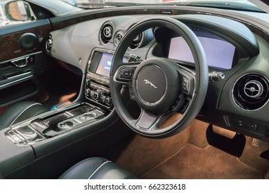 Bilder Stockfotos Und Vektorgrafiken Jaguar Xj Shutterstock