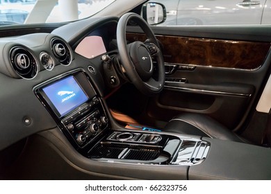 Bilder Stockfotos Und Vektorgrafiken Jaguar Xj Shutterstock