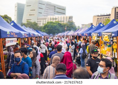 Kuala Lumpur, Malaysia - June 21, 2022: Fresh Market On The Street. Vegetable, Fruits And Fresh Chicken Are Sold On Small Stands. Very Many People Push Their Way Through The Alleys Between The Stalls