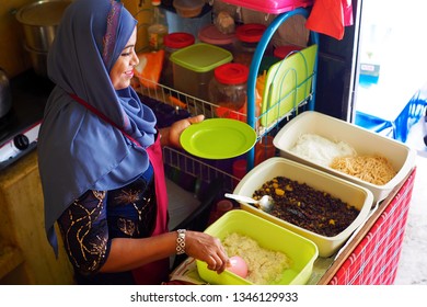 Kuala Lumpur, Malaysia - June 29 2017: Rohingya Refugee Entrepreneur At The Road Side Stall She Owns Selling Traditional Rohingya Cuisine. 