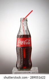 2,722 Coca cola bottle black background Images, Stock Photos & Vectors ...