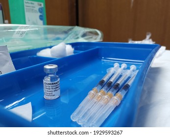 Kuala Lumpur, Malaysia- March 5, 2021: Pfizer Biontech Covid-19 Vaccine Ampule On Injrection Tray. Malaysia Receive Pfizer-BioNTech Vaccine Last February And Give To The Frontliners. 