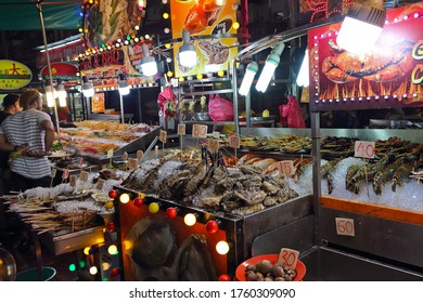 Kuala Lumpur, Malaysia - Mart 15, 2019: Seafood Buffet On Jalan Alor. Night Food Street In Kuala Lumpur City. Popular Tourist Attraction. Selective Focus, Photo Taken In Low Light At Night