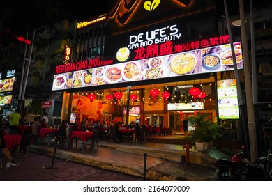 Kuala Lumpur, Malaysia - May 23, 2022.

Selective Focus Alor Street, Or Jalan Alor In Malay, Is An Entire Street Dedicated To Cheap Hawker Food Of Mainly Local Chinese Cuisines.