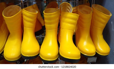 stores that sell rain boots