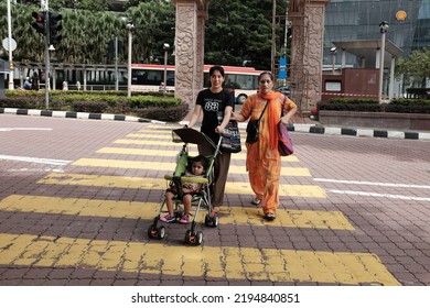 Kuala Lumpur, Malaysia - November, 2017: Indian Women Crossing The Road In Kuala Lumpur, Malaysia. Ethnic India Is The Third Largest Ethnic Group Inhabiting Malaysia, With A Population Of 6.4%.