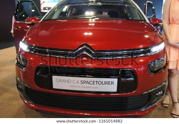 KUALA LUMPUR, MALAYSIA -NOVEMBER 23, 2018: Selected\
focused of Citroen car emblem and brand logo at car body. Modern\
& high technology car build by France famous car manufacturer.\
 