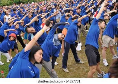 KUALA LUMPUR, MALAYSIA - NOVEMBER 7: Terry Fox Run KL Warming Up Session Before Run At Taman Titiwangsa November 7, 2010 In Kuala Lumpur, Malaysia.