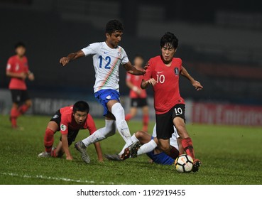 KUALA LUMPUR, MALAYSIA - October 2, 2018 : Y S Hong ,right, Of Korea Republic In Action During AFC U-16 Championship 2018 (Quarter Final) Between Korea Rupblic And India At MBPJ Stadium.