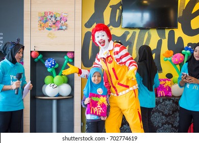 KUALA LUMPUR, MALAYSIA-30 JULY 2017: Ronald McDonalds Character Having Party With Fans During Birthday Party At Mcdonalds Restaurant.