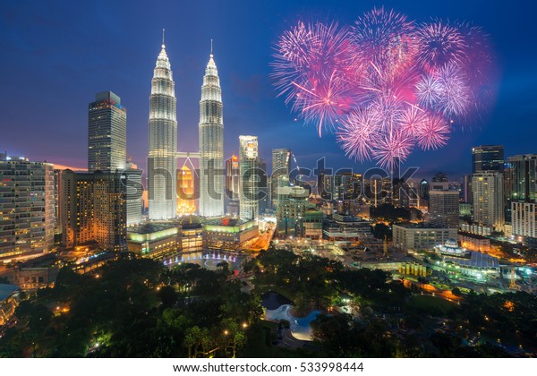 クアラルンプールのスカイラインと花火のお祝い17年の新年を祝う日 またはマレーシアのクアラルンプールでマレーシアの独立記念日 の写真素材 今すぐ編集