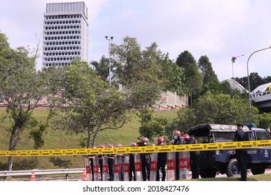 Kuala Lumpur,2 August 2021-Malaysia.
Malaysia Federal Reserve Unit Personnel Block A Road To Stop Malaysia Opposition Members To Get Inside The Building In Kuala Lumpur.