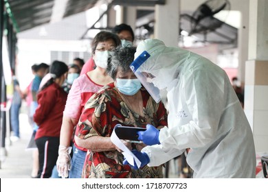 Kuala Lumpur,28 April 2020-Malaysia. A Malaysian Medical Workers Wearing Personal Protective Equipment Before Conduct A Covid-19 Test In Kuala Lumpur.