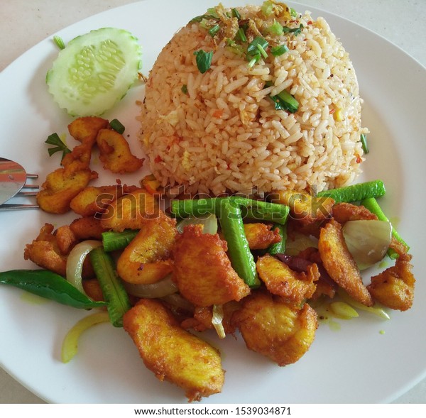 nasi goreng ayam kunyit