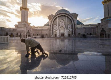 KUALA LUMPUR,MALAYSIA-23 SEPTEMBER 2017: Old Malay Man Accidentally Fall Before A Mosque