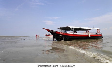 KUALA SELANGOR, MALAYSIA - 09 MAR, 2019:  The Passenger Boats To Kuala Selangor Sky Mirror, A Famous Beach Which Only Visible When Sea Level Low During Full Moon Phase