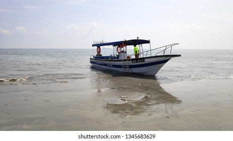 KUALA SELANGOR, MALAYSIA - 09 MAR, 2019:  The Passenger Boats To Kuala Selangor Sky Mirror, A Famous Beach Which Only Visible When Sea Level Low 