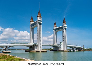 Kuala Terengganu Drawbridge is bascule bridge in Kuala Terengganu  Terengganu  Malaysia  which crosses the mouth Terengganu River 