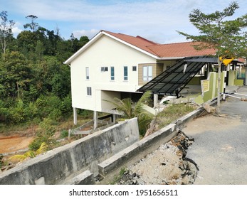 Kuantan, Malaysia, 6-4-2021 : The House Collapsed Due To Soil Erosion. Occurs During The Monsoon Season At The End Of 2020. The House Is Located