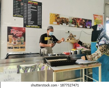 KUANTAN , MALAYSIA -  NOVEMBER  05, 2020 : A Roti Canai Worker And A Female Helper Wearing  Face Masks During  Covid -19's  Pandemic.