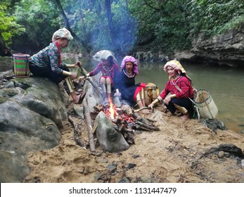 Kuching Malaysia 9 July 2018 : Last Of The Ring Ladies, Semban Ladies, Sub Tribe Of The Bidayuh Ethnic In Sarawak, Is Roasting  And Eat Fish At The River.