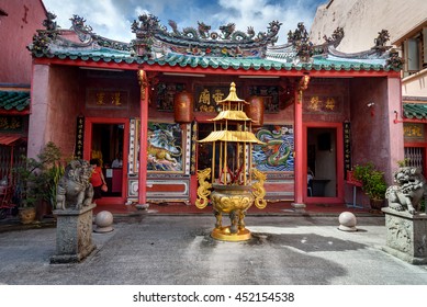 Kuching, Malaysia - Dec 29, 2015: Hiang Thian Diang Ti Temple In Chinatown. Sarawak. Borneo