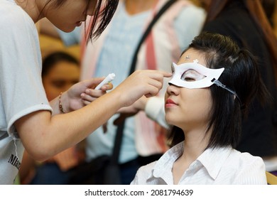 Kuching, Malaysia - December 10 2012: The Photo Showing A Markup Artist Is Doing Face Design Painting For The Kid Or Teenager At Southeast Asian.