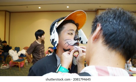 Kuching, Malaysia - December 10 2012: The Photo Showing A Markup Artist Is Doing Face Design Painting For The Kid Or Teenager At Southeast Asian.