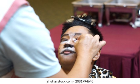 Kuching, Malaysia - December 10 2012: The Photo Showing A Markup Artist Is Doing Face Design Painting For The Kid Or Teenager At Southeast Asian.