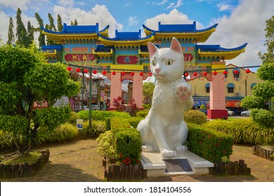 Kuching, Sarawak, Malaysia 11.09.2020: Cat Staue And Gate To Chinatown District In Kuching