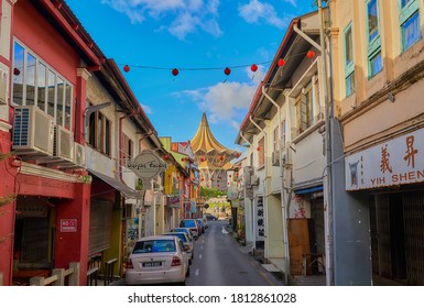 Kuching, Sarawak, Malaysia 11.09.2020: Narrow Street Of Chinatown In Kuching