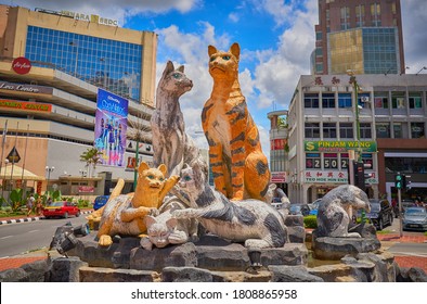 Kuching, Sarawak, Malaysia 4.09.2020: Fountain With A Statue Of Cats