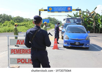 Kuching,Malaysia 11 May 2021 Traffic Police Having Roadblock During Fastival Session In Kuching