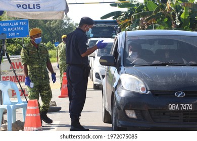 Kuching,Malaysia 11 May 2021 Traffic Police Having Roadblock During Fastival Session In Kuching