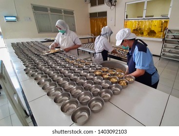 Kudus / Indonesia - 21 April 2019 : Kitchen Staffs Prepare Meal In The Stainless Bowl For Employee Lunch