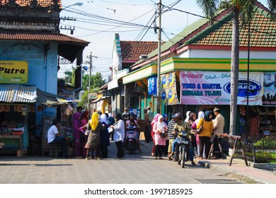 Kudus, Indonesia - November 28, 2010 : The Atmosphere Of Tourists In Front Of The Menara Kudus Mosque