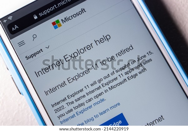Kumamoto, JAPAN -\
Mar 23 2022 : The closeup Internet Explorer help page in the\
Microsoft support website on the smartphone screen. IE11 is set for\
discontinuation on June 15,\
2022
