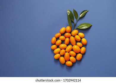 kumquat sobre un fondo azul de una naranja con varias partes de la fruta. 