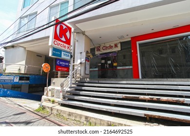 Kuta, Bali, Indonesia - March 16, 2022.
A Closed Down Circle K Minimart Store At The Entrance To Poppies 1 Or Poppies Lane I In Kuta With No People In Sight During The Coronavirus Pandemic.