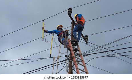 KUTAI BARAT, INDONESIAN - JUNE 20th, 2020 -
Electricians Are Working To Repair A Broken Power Line Above The Height