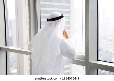 Kuwaiti Man Look Through The Window