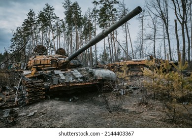 KIEW-REGION, UKRAINE, 05.04.2022
Irpin, Bucha, Dmitrivka.
Gräueltaten der russischen Armee in den Vororten von Kiew. russischer T-72-Panzer, der von der ukrainischen Armee ausgebrochen wurde. Krieg Russlands gegen die Ukraine.