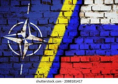 Kiew, Ukraine - 12.09.2021: Beziehungen zwischen NATO, Ukraine und Russland. Risse Wand mit Flaggen