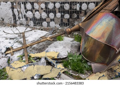 Kyiv, Ukraine - Apr. 03, 2022: Photography To Theme Old Grave With Cross During Ukraine War, Photo Consisting Of Old Grave In Cross On War Ukraine, Old Grave With Cross From Long War In Ruined City