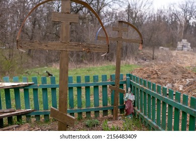 Kyiv, Ukraine - Apr. 03, 2022: Photography To Theme Old Grave With Cross During Ukraine War, Photo Consisting Of Old Grave In Cross On War Ukraine, Old Grave With Cross From Long War In Ruined City