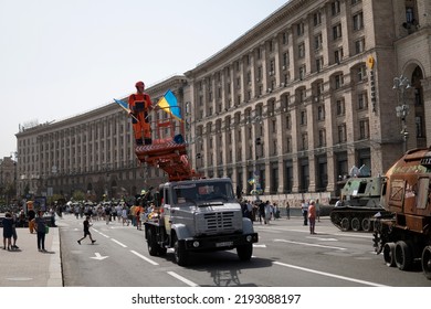 KYIV, UKRAINE - AUGUST 22, 2022: Public Service Worker Rides On An Aerial Work Platform With Ukrainian Flags On Preparing For Independece Day Of Ukraine