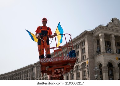 KYIV, UKRAINE - AUGUST 22, 2022: Public Service Worker Rides On An Aerial Work Platform Carrying Ukrainian Flags While Preparing For Ukraine Independece Day